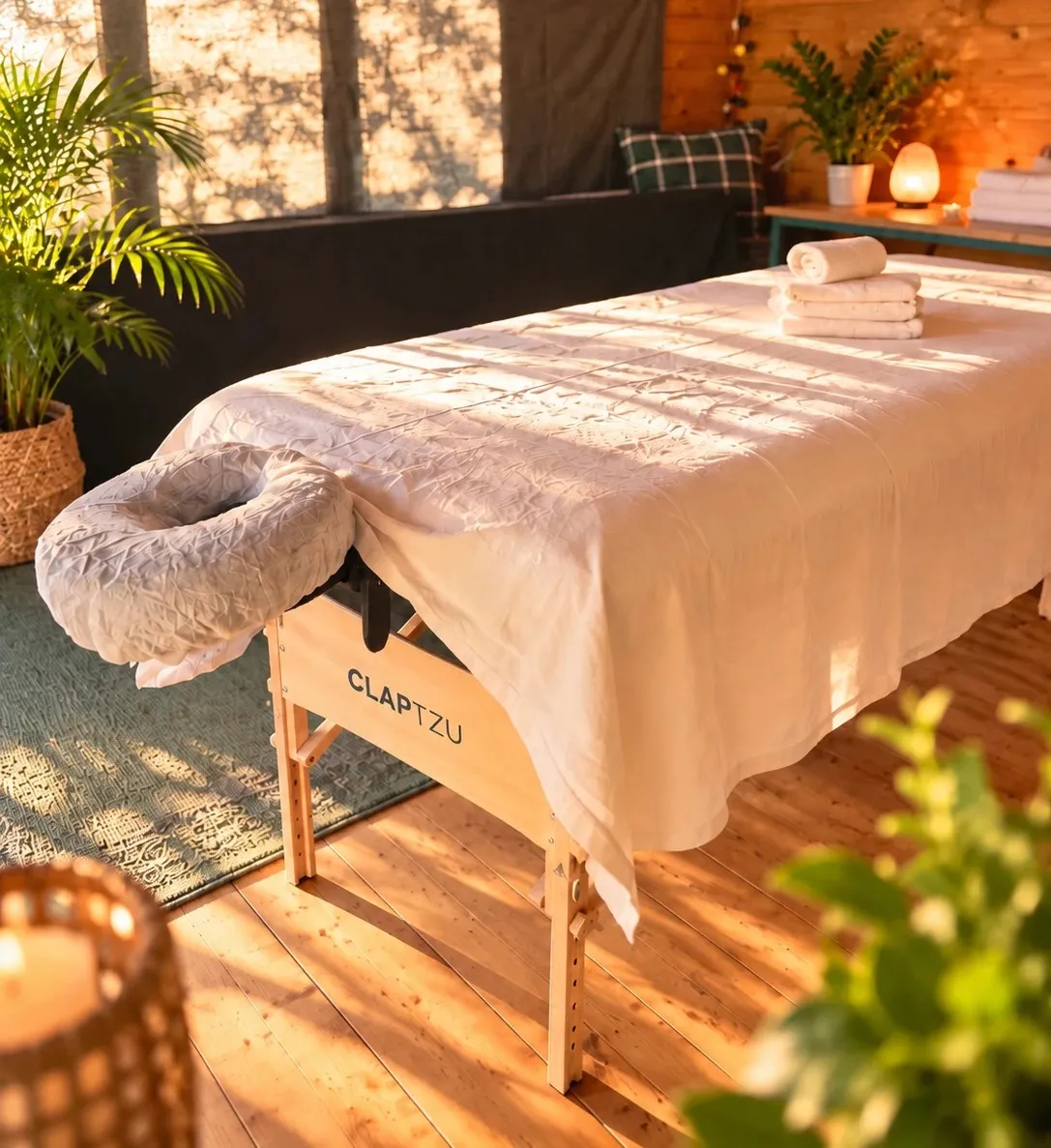 Mobile Massageliege in einer Holzhütte im Abendlicht